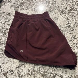 NWOT Lululemon Hotty Hot 2.5” short II